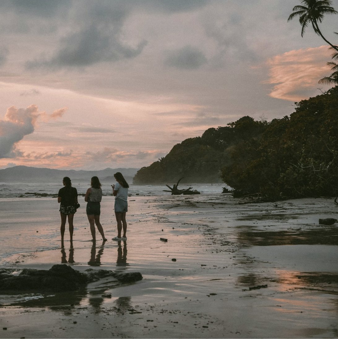 Amigas en la playa al atardecer