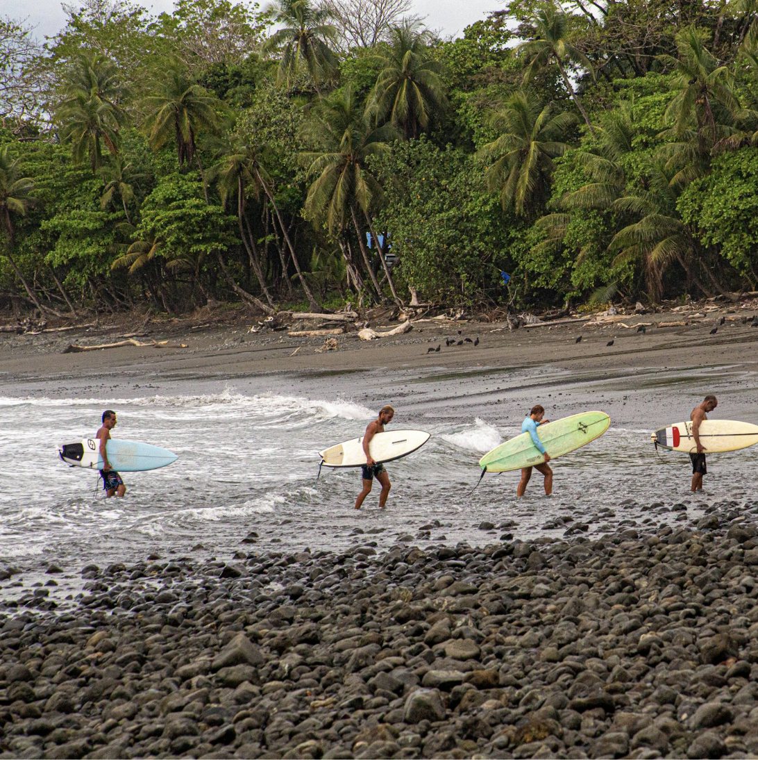 Surfistas en una playa de Costa Rica