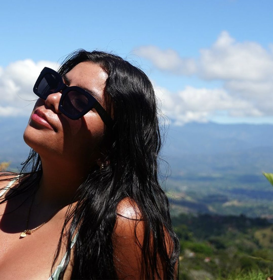 Chica con lentes Beak en la montaña