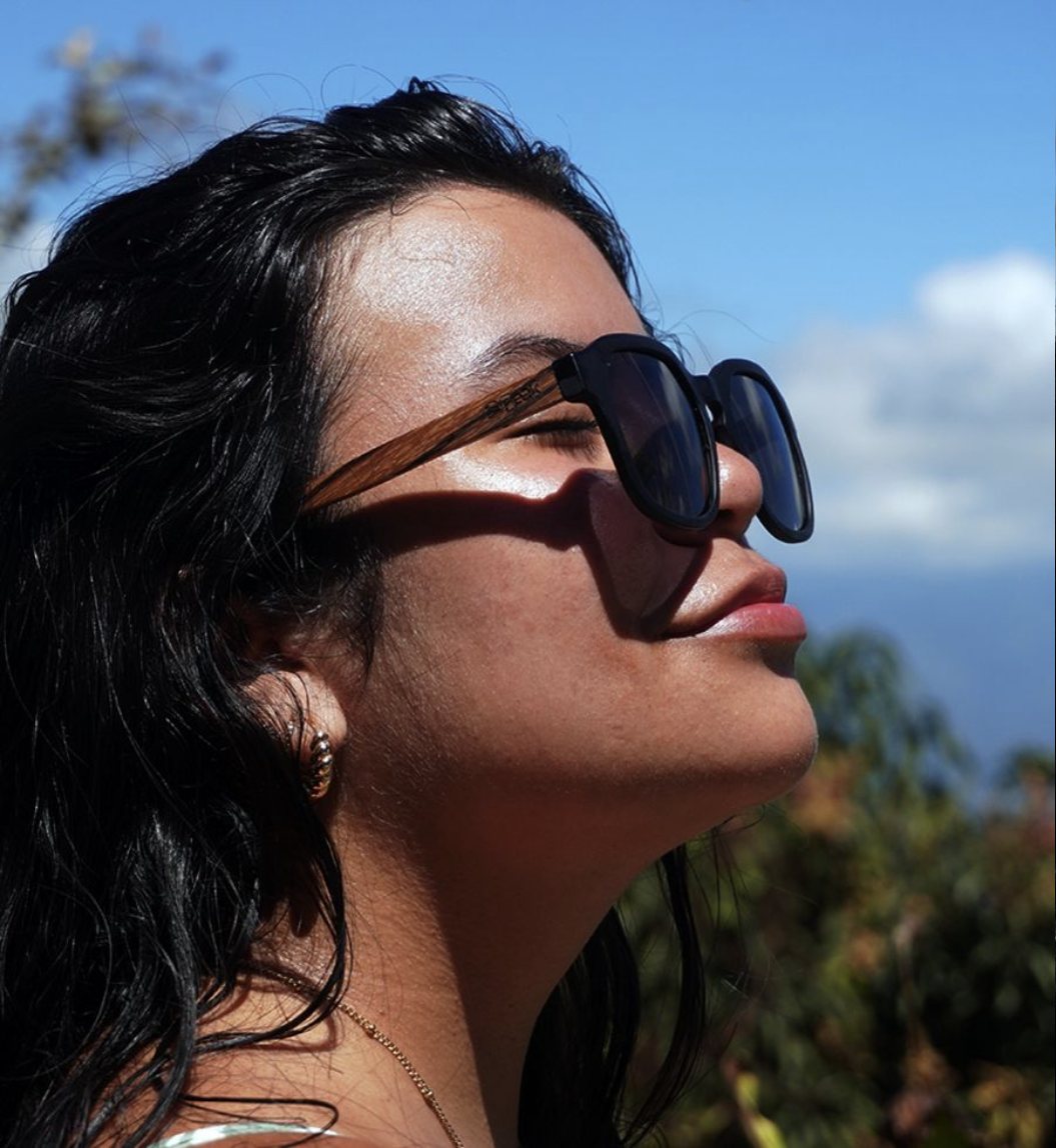 Chica con lentes Beak de madera al sol