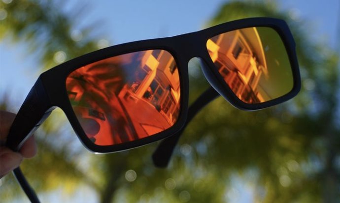 Lentes Beak con espejo naranja entre palmeras