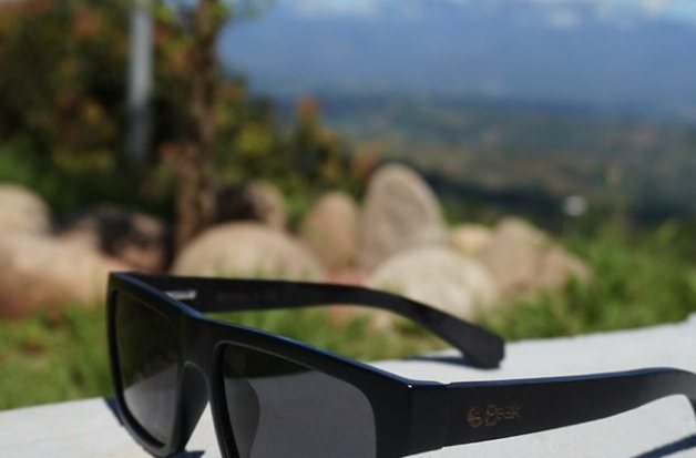Lentes Beak sobre un muro con vista al valle