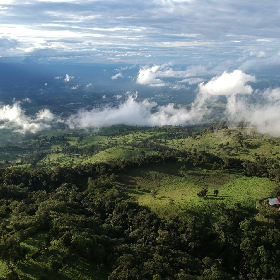 Vista aérea de montañas verdes y nubes en Costa Rica