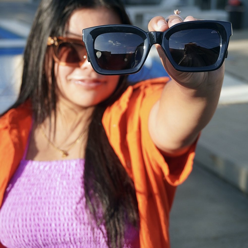 Chica mostrando unos lentes Beak