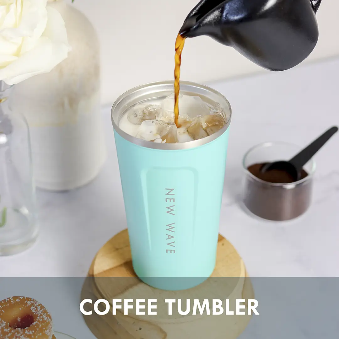 Coffee Tumbler menta con café recién servido