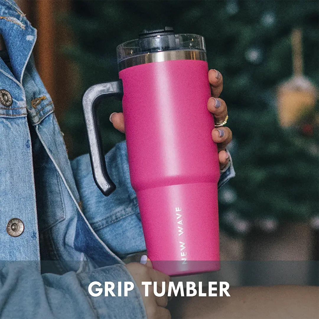 Grip Tumbler fucsia en la mano