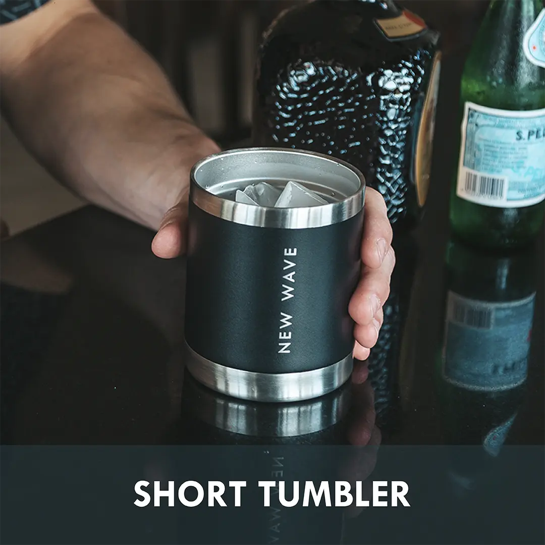Short Tumbler New Wave negro con hielo