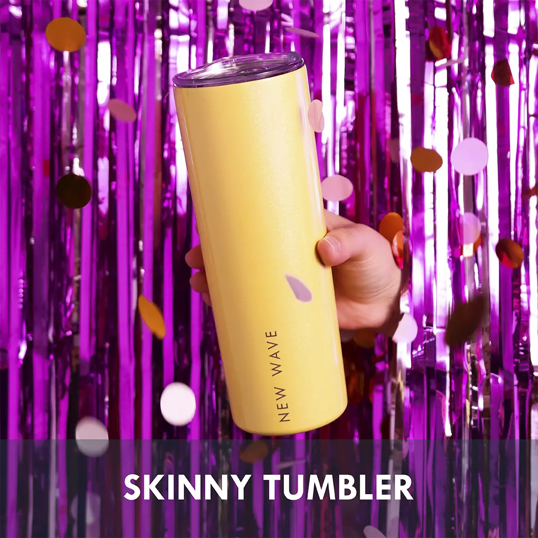 Skinny Tumbler amarillo en una fiesta