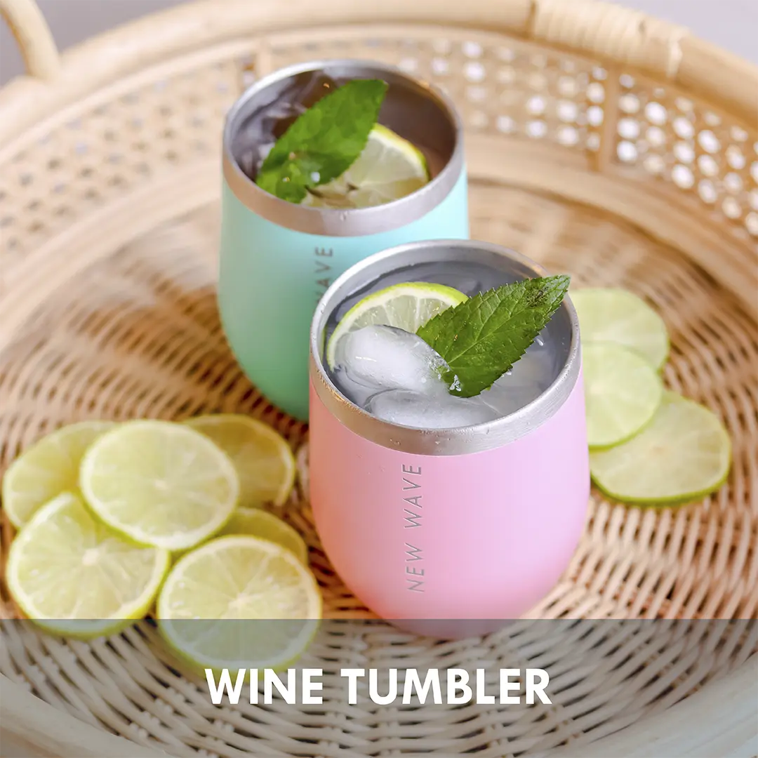 Wine Tumbler con bebida y limón