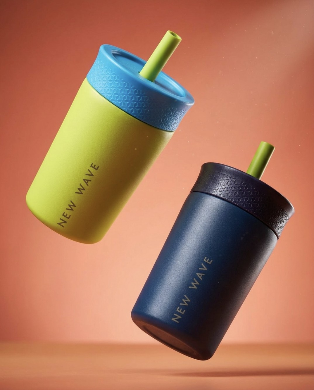 Kids Tumbler verde lima y azul marino flotando
